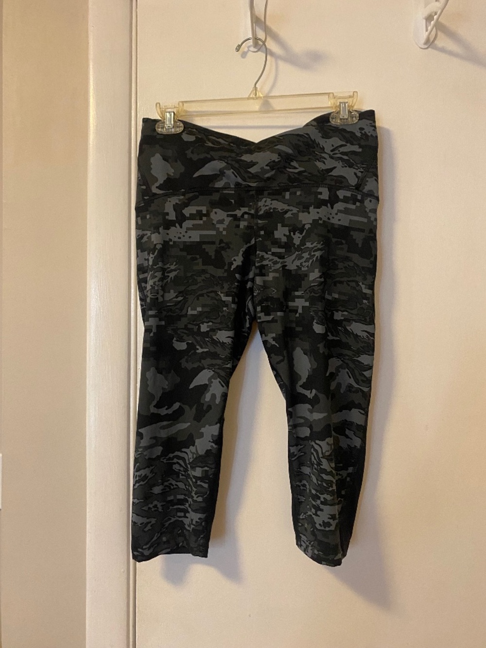 Under Armour black and grey camouflage cropped leggings size large